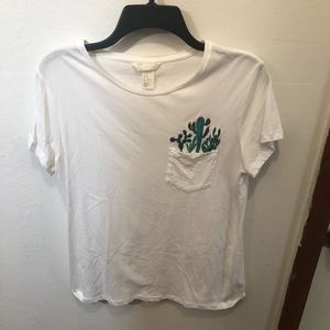 🌸Cute t-shirt with front pocket (never worn)